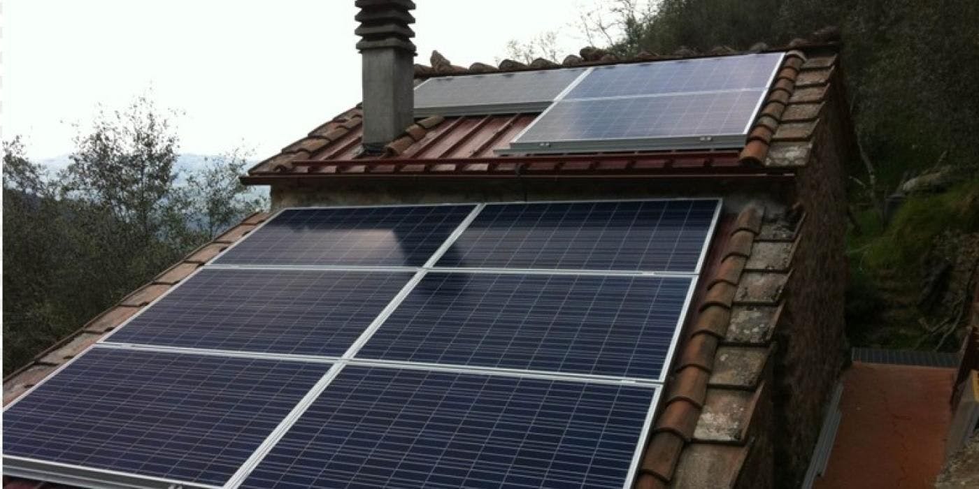 Bilde av tak med solcellepaneler